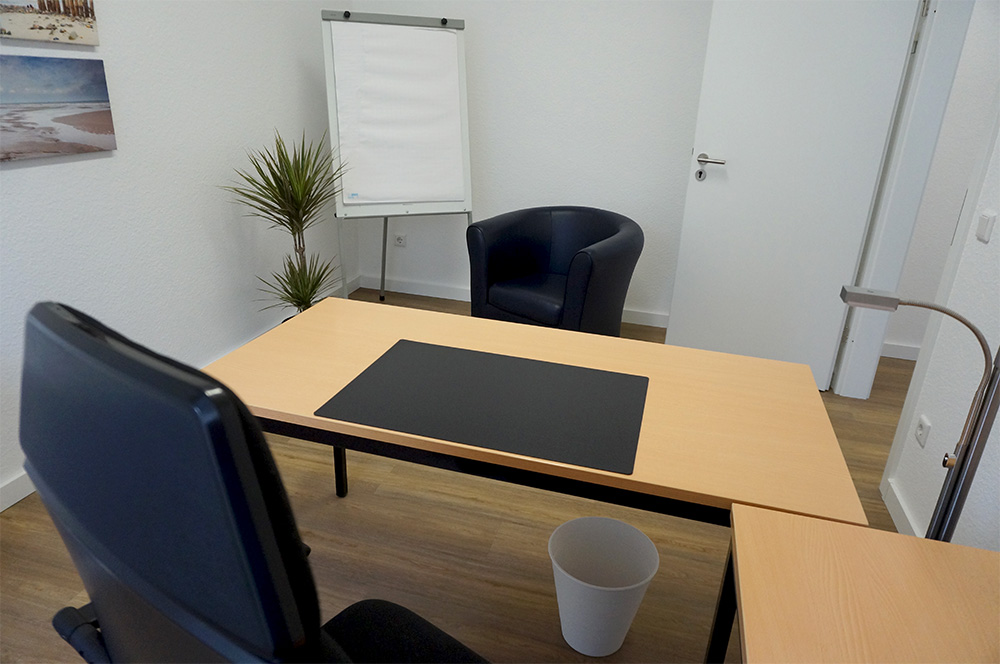 Schreibtisch und Bürostuhl in Büro 4.