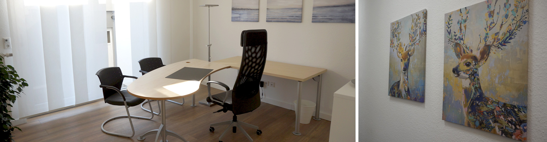 Helles, modern eingerichtetes Büro mit Schreibtisch und Stuhl am Fenster.