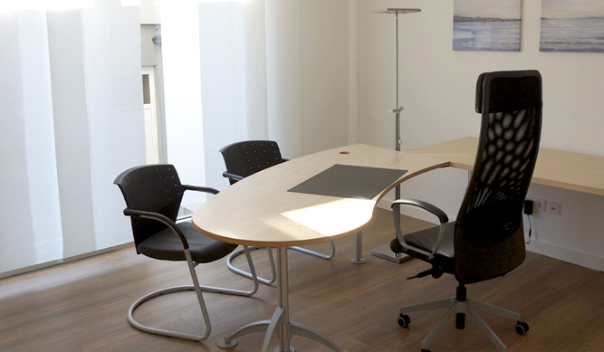 Modernes Büro mit Blick auf den Schreibtisch.